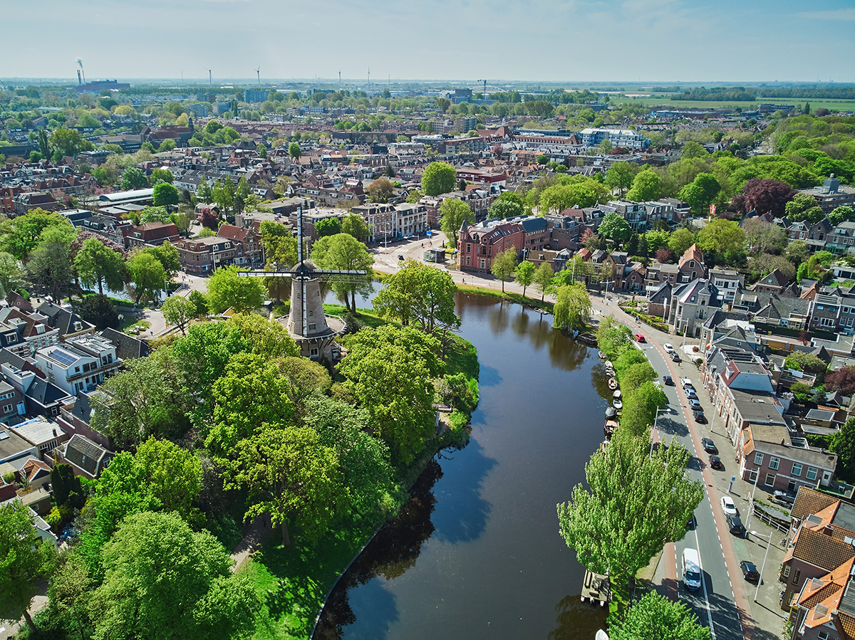 Luchtfoto van de stad Alkmaar.