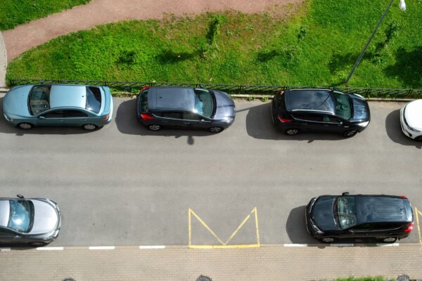 Luchtfoto van geparkeerde auto's in een straat.