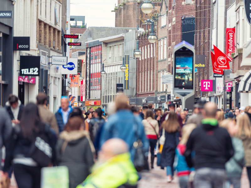 Foto van hele drukke winkelstraat in Eindhoven.